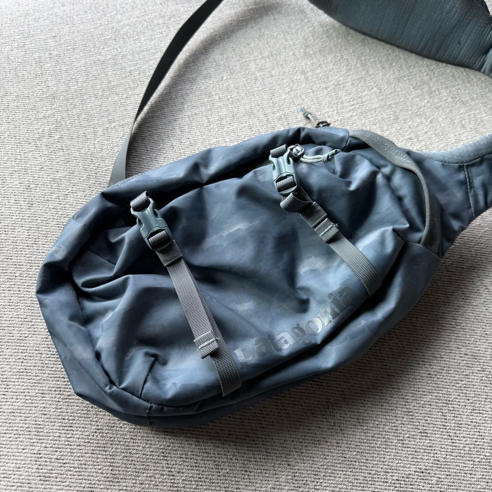 Patagonia Navy Blue Sling Belt Bag - Picture 2 of 6
